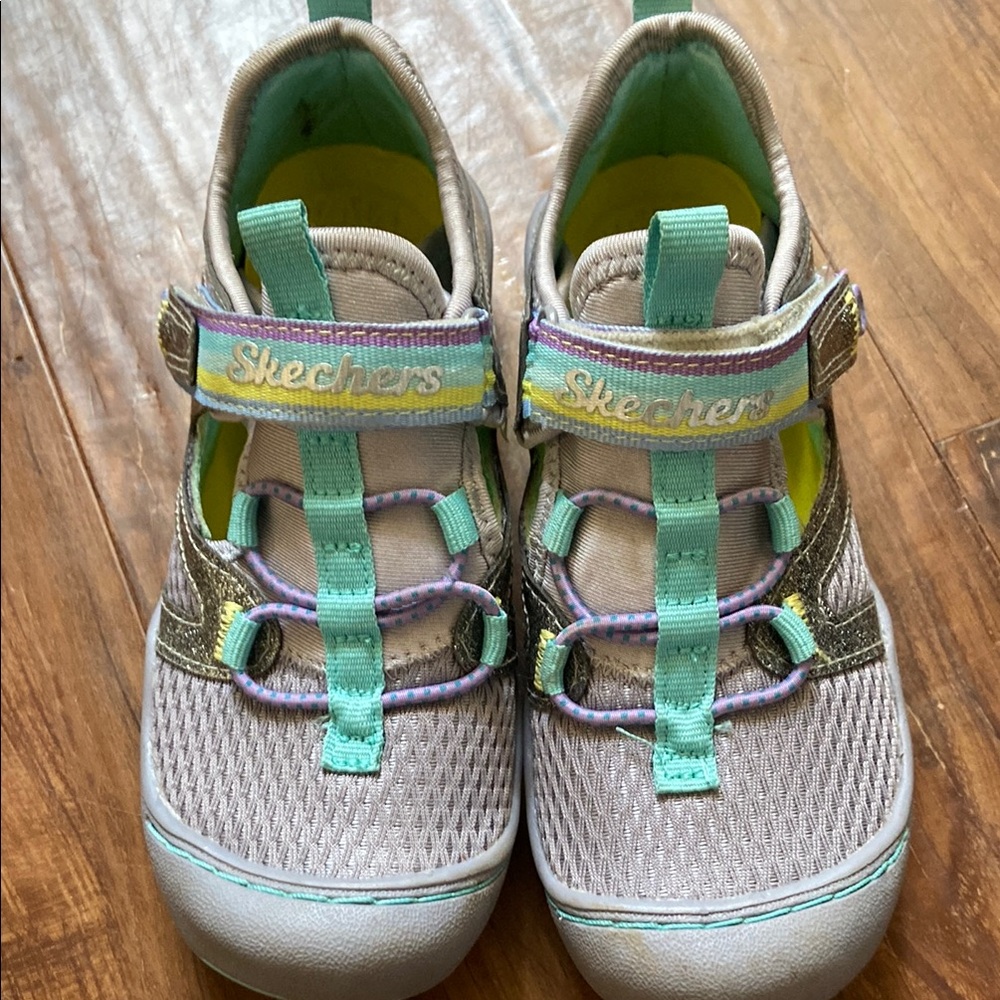 Sketchers size 13 shoes.